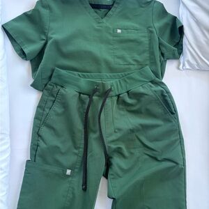Fabletics Women's Green Scrub Set Top and Jogger Pants